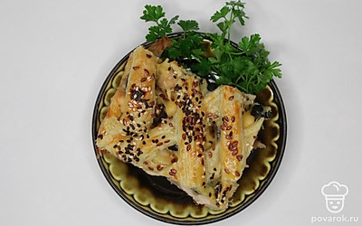 Подайте теплый пирог порционно на красивых тарелках, украсив веточкой свежей петрушки.