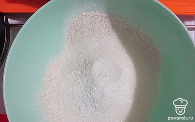 Просейте муку, смешай с сахаром, солью и содой.