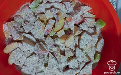 В силиконовую форму нарежьте яблоки, 3 ложками полученной смеси засыпьте их сверху.