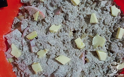 Полученное тесто выложите на яблоки.