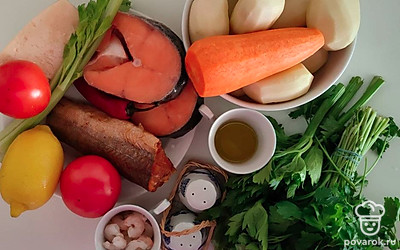 Приготовьте все необходимые продукты для приготовления закуски. Понадобится противень, в котором будете выпекать пирог. Помидоры помойте. Приготовьте специи и лимон. Лук и сельдерей помойте, очистите и выложите на бумажное полотенце для просыхания. Предварительно вымойте картофель и морковь.