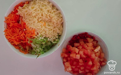 На крупной или средней терке натрите морковь и очищенный сельдерей с сыром. Измельчите петрушку и перец чили. Помидоры нарежьте маленькими кубиками, предварительно очистив от кожуры.
