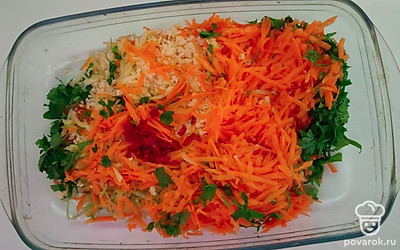 Переложите все овощи в глубокий противень, предварительно смазанный маслом. Поперчите и посолите. Добавьте специи. Перемешайте.