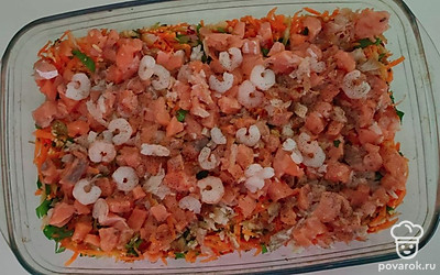 Рыбу нарежьте небольшими кусочками и добавьте их к овощам вместе с креветками. Полейте соком лимона и оливковым маслом. Снова все хорошо перемешайте.