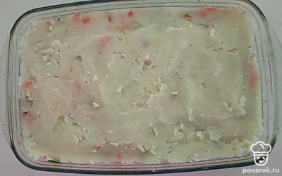 Когда картофель сварился, процедите его через дуршлаг и переложите в удобную глубокую миску. Добавьте немного сливочного масла и измельчите с помощью вилки до образования пюре. Накройте картофельным пюре смесь рыбы и овощей.