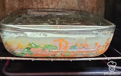 В разогретую до 200 градусов духовку, отправьте запекаться пирог примерно на 40 минут. Готовьте пирог пока он не покроется румяной корочкой, золотистого цвета. Готовый пирог выньте из духовки и накройте полотенцем. Дайте ему немного настояться.