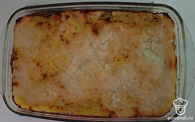 Украсьте пирог измельченной зеленью и листочками петрушки. Посыпьте сверху пирог сыром и творогом. Подавайте пирог пока теплый, Разрежьте на порции и подавайте с соусом или отдельно.