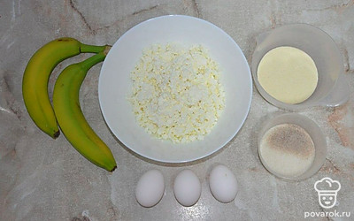 Ополосните банан и яйца, обсушите. В глубокую миску выложите весь творог, отмерьте нужное количество манки и сахара.