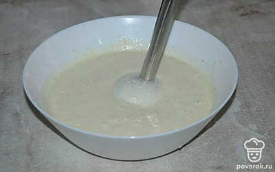 В миску к творогу разбейте яйца и добавьте сахар. Массу хорошо пробейте блендером до однородного состояния.