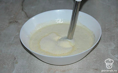 Добавьте в миску к творогу манку и еще раз тщательно перемешайте с помощью блендера, чтобы не было комочков.