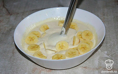 Бананы очистите от кожуры и нарежьте на тонкие кружочки. Один банан выложите в миску и размешайте с помощью блендера. Второй банан вмешайте в массу с помощью ложки, чтобы кусочки банана остались целыми. Смажьте чашу мультиварки сливочным маслом, выложите массу и поставьте выпекать в режиме «Выпечка» на 60 минут до отключения режима. Готовый манник полностью остудите в мультиварке, выложите и нарежьте на порционные кусочки.