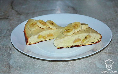 Творожный манник подавайте, украсив сверху кружочками свежего банана. Добавьте ломтики очищенного киви. Блюдо посыпьте сахарной пудрой.