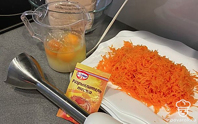 Натрите морковь на терке.