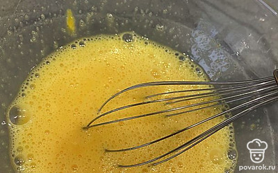 Взбейте яйца с сахаром.