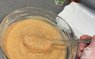 Добавьте кефир, разрыхлитель, тертую морковь и муку. Хорошо перемешайте.