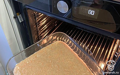 Перелейте тесто в форму и отправьте в разогретую до 180 °С духовку.