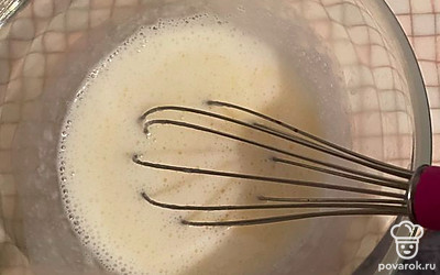 В глубокую миску налейте кефир, добавьте соду, хорошо перемешайте венчиком и уберите в сторону, чтоб сода погасилась. Через 5 минут добавьте яйца, взбейте венчиком.