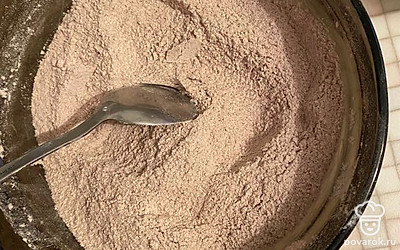 В отдельной емкости смешайте поочередно: муку, сахар и какао до однородности. Затем в миску с кефиром и яйцом добавьте растительное масло, перемешайте. Затем влейте стакан горячей воды и тщательно смешайте. Далее в эту же миску добавьте заранее подготовленные сухие ингредиенты.