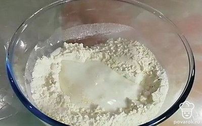 Приготовьте тесто для пирога. Смешайте муку с солью и содой. Добавьте сливки, растительное масло, сахар, молоко. Замесите тесто, пока оно не будет напоминать мягкий пластилин. Поставьте его в холодильник на 30 минут.