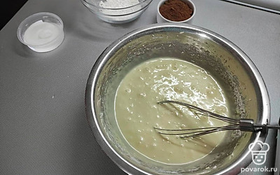 Миксером взбейте яйца с сахаром до пышной пены. Добавьте в смесь сметану с содой и перемешайте. Всыпьте муку, перемешайте. Влейте растительное масло, перемешайте до однородности.