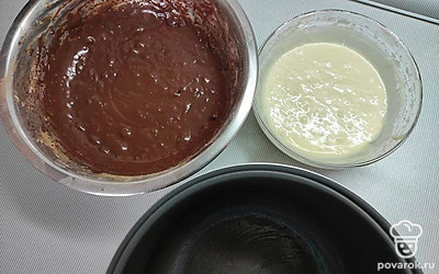 Тесто разделите на две части. В одну часть добавьте мак, а в другую добавьте какао, перемешайте.