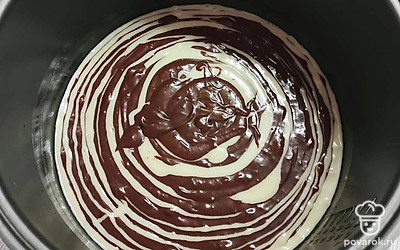 Выкладывайте тесто в форму по ложке, чередуя белую и коричневую смесь. Поставьте выпекаться в разогретую духовку на 50 минут.