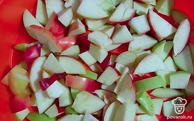 Нарежьте небольшими дольками яблоки в силиконовую форму.