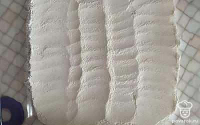 В форму для запекания выложите часть сухой смеси.