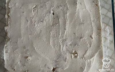 И чередуйте так слои до тех пор, пока не закончатся сухая смесь и яблоки.