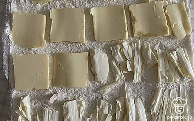 Далее возьмите нарезанное сливоччное масло и выложите по всей форме.