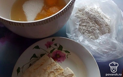 Яйца взбейте с сахаром до белой пены.