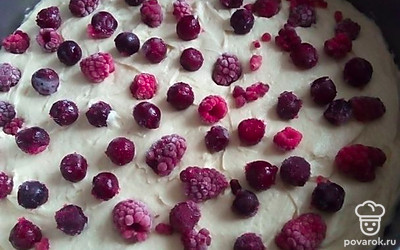 Переложите в форму, разравняйте и сверху добавьте ваши любимые ягоды.