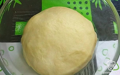 Подготовьте тесто. В теплое молоко добавьте соль, муку и замесите тесто. Добавьте масло, хорошо вымесите тесто. Накройте полотенцем и оставьте на 30 минут.