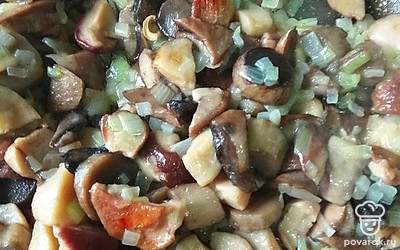 Лук измельчите и нарежьте грибы. Обжарьте лук с грибами до готовности. Перемешайте с зеленью и тертым сыром.