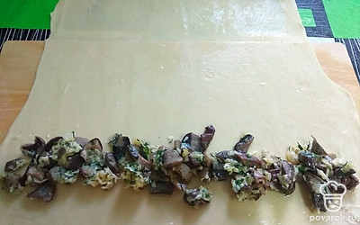 Тесто разделите на 4 части, тонко раскатайте, смажьте маслом всю поверхность. Выложите начинку и сверните рулетом.