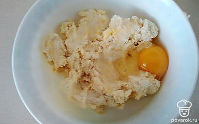 Просейте муку с разрыхлителем. Творог разотрите, разминая комки. Соедините муку, разрыхлитель, творог, размягченное масло, соль. Перетрите массу руками, тщательно разминая комки. Получается тугое, но эластичное тесто.