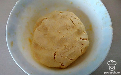 Сформируйте колобок и поставьте тесто в холодильник. В это время подготовьте начинку.