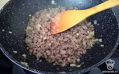 Лук измельчите, обжарьте на небольшом количестве растительного масла. Добавьте фарш и продолжайте обжаривать, разбивая комочки лопаткой. Посолите, поперчите, добавьте специи по вкусу.