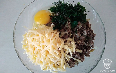 Остудите фарш, добавьте натертый сыр, яйцо, зелень. Перемешайте.