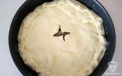 Перенесите на пирог и защипните края пирога.