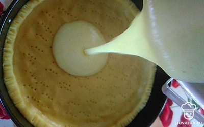 Смешайте ингредиенты для начинки (сахара возьмите 0,5 стакана), поставьте на огонь и доведите до кипения. Перелейте начинку в тесто и отправьте в духовку на 30 минут.