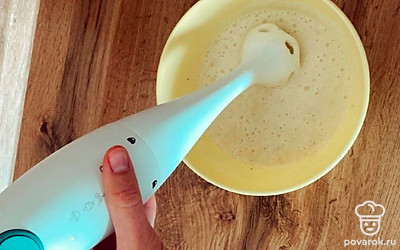 Взбейте блендером банан, кефир, 2 желтка и 1 целое яйцо.