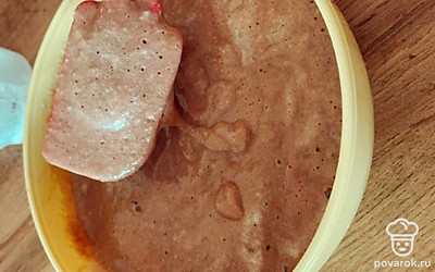 Всыпьте муку, какао и разрыхлитель.