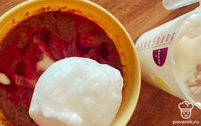 Отдельно взбейте 2 белка до крепких пиков.