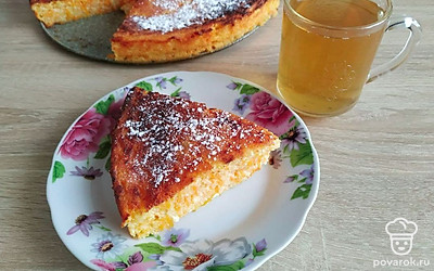 Готовый творожно-тыквенный пирог очень вкусный как в теплом, так и в холодном виде. Нарежьте пирог на порционные кусочки и присыпьте сахарной пудрой или полейте шоколадной глазурью.