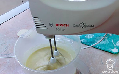Муку, сахар, разрыхлитель, яйца и сметану взбейте миксером.