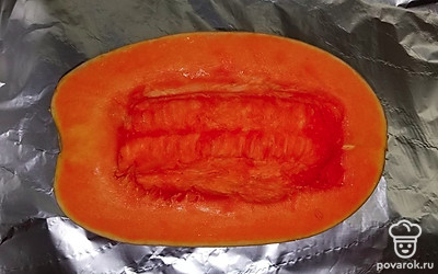 Заверните кусок тыквы в фольгу, уложите на противень и запекайте в духовке 1 час. Пока запекается тыква, приготовьте песочное тесто – смешайте размягченное сливочное масло, сахар и 1 яйцо до однородной массы, высыпьте муку с разрыхлителем и замесите тесто прямо в миске.