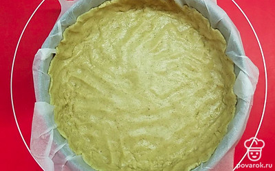 Выложите получившееся тесто на лист пергамента и расплющите руками в круг диаметром на пару сантиметров больше чем диаметр формы. Положите лист с тестом в форму, и поставьте форму в холодильник.