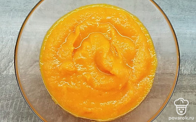 Приготовьте начинки. Испеченную тыкву немного остудите, ложкой выберите мякоть в миску и измельчите в пюре. Добавьте 2 желтка, 2 ст.л. крахмала, 50 г сахара (¼ часть от приготовленного количества) и отложите в сторону. Для белой начинки смешайте в другой миске рикотту, 2 желтка, 2 ст.л. крахмала, 50 г сахара и тоже отложите.