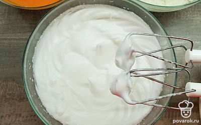 Взбейте миксером на высоких оборотах белки до плотной устойчивой пены. Половину взбитых белков добавьте в миску с тыквенной начинкой, а половину – в миску с начинкой из рикотты. Аккуратно перемешайте ложкой, чтобы пена не опала и начинки остались при выпечке воздушными.